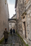 <center>Alba-la-Romaine</center>Rue du Four. Entre les maisons, enjambant la rue, on remarque la présence d’arc-boutants servant à renforcer les murs des maisons se faisant face.