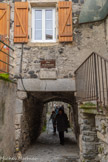 <center>Le hameau de La Roche</center>Rue de la double. On y trouve le même type de maisons certainement mieux conservées (rue du Vallat, rue de la Double et du Four). Ici apparaît de plus un type de construction où l’escalier extérieur conduit à une terrasse jetée au dessus de la rue (rue du vallat) ; parfois la terrasse dessert 2 maisons en vis à vis ayant chacune son escalier extérieur.