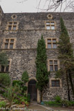 <center>Le château</center>Le château neuf : construction XVIIè englobant les éléments et salles du XVè. Entrée des caves.