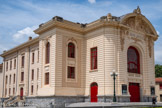 <center>Castres. Le théâtre municipal de Castres.</center>Le théâtre est construit d'après un plan établi par l'architecte toulousain Joseph Galinier, élève de Charles Garnier, qui s'est déjà occupé du théâtre d'Albi.  Jean-Paul Laurens est mandé pour peindre la coupole et les différents tableaux du théâtre. Le théâtre de Castres dispose de l'unique coupole peinte par Jean-Paul Laurens puisque celle du théâtre de l'Odéon à Paris a été déposée lors de sa restauration. Les travaux durent jusqu'en 1904, et l'inauguration a lieu le 17 avril 1904.