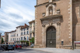 <center>Castres. La cathédrale Saint-Benoit,</center>Les premiers plans de cet édifice ont été réalisés à l’initiative de Monseigneur de Tubœuf en 1678, à remplacement de l’ancienne abbaye Saint-Benoît, détruite par les Guerres de Religion. Les travaux furent ensuite arrêtés par manque de financement. La construction fut reprise sous Monseigneur de Beaujeu. La cathédrale a été consacrée en 1718. Elle est de style baroque, très sobre. Les premiers plans prévoyaient un édifice de taille très supérieure.