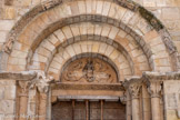 <center>Castres</center>La tour carrée, servant à l'origine aussi de porte à l'église, présente un portail à tympan avec un arc en plein cintre et quatre personnages bibliques sculptés sur l'archivolte. Il a été grandement remanié au XVIIe siècle. Ainsi, l’édifice dans son ensemble présente un langage architectural baroque des plus aboutis.Dans le tympan, le Christ est entouré des quatre allégories des évangélistes.