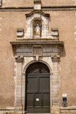 <center>Castres. La cathédrale Saint-Benoit,</center>L'entrée de la cathédrale se trouve sur le côté. C'est la plus grande église de Castres. Elle a été bâtie à l'emplacement de l’abbatiale fondée au IXe siècle par les bénédictins. Après que les guerres de Religion eurent détruit les deux premiers édifices, la construction fut confiée à l'architecte Caillau en 1677, puis Eustache Lagon reprit les travaux en 1710. Elle fut consacrée en 1718. Pour des raisons financières, elle n'a pas été terminée, et l'édifice actuel correspond à ce qui aurait seulement dû être un chœur de cathédrale.