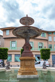 <center>Castres. La place Jean Jaurès</center>La fontaine, don du député Eugène Pereire, se composant de vasques, d'un bassin et de chérubins montés sur des poissons, de têtes de lions...