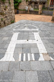 <center>Castres</center>Le passage d'Henri IV à Castres est marqué par l'inscription au sol de la lettre blanche H majuscule, avec quatre barres, surmontée d'une couronne royale