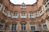 <center>Castres. Hôtel de Nayrac</center>L'hôtel particulier est constitué de trois ailes de même taille en U, entourant une cour d'honneur dotée d’un petit puits. Le quatrième côté est fermé par un mur ouvert sur la rue par un portail, surmonté d'un oculus. Le style architectural correspond à la Renaissance à la mode toulousaine. Son dépouillement annonce déjà le style Louis XIII. Les trois façades sont symétriques : les baies à croisillon sont successivement surmontées de frontons en triangle et en arc de cercle. L’ensemble est souligné par des bandeaux calcaires. Deux tourelles d’angle en quart de cercle, reposant sur une coquille en trompe, assurent le passage d’une façade à l’autre. L'ordonnance des trois façades sur cour est semblable : rez-de-chaussée éclairé par trois fenêtres à meneaux et croisillons ; pilastres, corniches et frontons. L'étage noble est également percé de fenêtres à meneaux et croisillons. Les allèges, les murs, les remplissages sont en brique apparente avec joints 