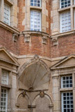 <center>Castres. Hôtel de Nayrac</center>Tourelle d'angle avec son support en coquille.