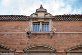 <center>Castres. Hôtel de Nayrac</center>Sous la fenêtre, des têtes de lions.