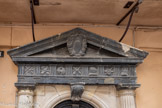 <center>Castres</center>Construite au XVIe siècle par le consul de Castres Jacques de Fos, la maison Defos présente une porte très particulière. Le portail est une porte en plein-cintre, à un vantail, avec encadrement mouluré et clef saillante, en forme de console, décorée d'une feuille d'acanthe et d'une palmette rabattue en coquille. Deux colonnes cannelées, galbées, supportent des chapiteaux comportant une astragale, un gorgerin ou frise chargé de marguerites, une échine à oves soulignée par un chapelet de Patenotre et un abaque décoré de baguettes inclinées. Les écoinçons sont rehaussés par des pointes de diamant. Au-dessus règne une architrave saillante dont la face inférieure est décorée de petits caissons. La frise fait alterner, avec des triglyphes, soulignées de six gouttes, des métopes contenant des emblêmes guerriers. Au-dessus, un fronton triangulaire à larmier présente un cartouche dont les enroulements enserrent des guirlandes de fleurs et de fruits autour d'un écu central ovale.