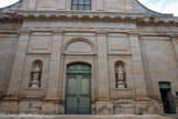<center>Castres. Église Notre-Dame-de-la-Platé.</center>A l'étage dorique, deux statues plus anciennes (représentant possiblement les apôtres Pierre et Paul) sont placées dans des alcôves. Selon une tradition huguenote rapportée par M. D. Célié et notée par François Maffre, ces statues proviendraient de l'ancien temple de Castres, construit peu après l'Edit de Nantes, à l'emplacement des maisons de la rue de Brettes et de la rue Tuboeuf. Il fut démoli en 1685. Mais cela étonne, car les Protestants n’ont pas pour habitude de décorer ainsi leurs édifices...
