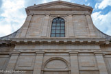 <center>Castres. Église Notre-Dame-de-la-Platé.</center>C’est la plus ancienne église de la ville. Les Protestants détruisent tous les édifices catholiques et réutilisent les pierres pour renforcer les défenses de la ville. À chaque retour des Catholiques en ville, ceux-ci reconstruisent leurs lieux de culte, et ainsi de suite. Seuls les clochers sont préservés afin de leur servir de poste de guet, ils sont aujourd’hui les édifices les plus anciens de Castres. Le clocher de Notre-Dame est réutilisé en dépôt de poudre, munitions, etc., mais est frappé par la foudre en 1622. L’explosion détruit les maisons alentours et fait une douzaine de victimes. Suite à la Révocation de l’Édit de Nantes, la communauté catholique grandit rapidement, au rythme des nouvelles conversions de Réformés repentis (plus ou moins forcés. Ni la cathédrale (consacrée en 1718) ni l’église la Platé, terminée avec de maigres moyens fin 1643 ou début 1644, ne peuvent répondre aux besoins de tous les fidèles. Un projet est finalement validé en janvier 1742
L’édifice actuel de style baroque jésuite, a été terminé de 1743 à 1755. La façade, imposante, plus large que le reste de l’édifice, est dite « ordonnée » car elle reprend les ordres à l’antique. Au rez-de-chaussée, les pilastres sont surmontés de chapiteaux doriques accompagnés de leur frise alternant les métopes (cases vides) et les triglyphes (trois éléments verticaux). Le second niveau, plus étroit et en retrait, présente des colonnes aux chapiteaux corinthiens et est surmonté d’un fronton triangulaire. Elle rappelle l’église du Gesu à Rome.