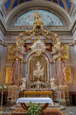 <center>Castres. Église Notre-Dame-de-la-Platé.</center>L’autel est mis en valeur par le baldaquin surmontant les colonnes en marbre griotte de Caunes. Il est constitué d’accolades en bois doré supportant la statue de Saint-Michel terrassant le Démon, réalisée par le menuisier Baptendier.