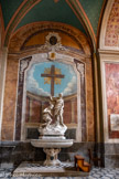 <center>Castres. Église Notre-Dame-de-la-Platé.</center>Jean Baratta a également réalisé la représentation du Baptême du Christ dans la chapelle des fonts baptismaux, aménagée vers 1770. Sculpté dans du marbre de Carrare, il n’est pas dans son emplacement d’origine. Auparavant situé dans la chapelle du baptistère (probablement à droite de l’entrée principale), il présentait alors deux têtes de chérubins face-à-face. Son déplacement a nécessité l’enlèvement de l’une des têtes (visible au pied de la Pietà dans la chapelle côté nord).