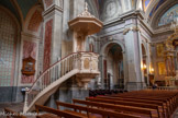<center>Castres. Église Notre-Dame-de-la-Platé.</center>À l’origine, la chaire à prêcher était en bois mais elle semble avoir disparu au XIXe siècle. Celle présente aujourd’hui dans l’église est réalisée en grès cérame (mélange d’argile et de silice, matériau très compact) et date du XIXe siècle. La date de 1872 est d’ailleurs gravée sur la chaire, œuvre des ateliers Virebent. Cette manufacture de Toulouse est également à l’origine de la Pietà du Monument aux Morts réalisée en terre cuite patinée en ton pierre (réalisée après 1918).