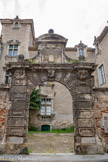 <center>Castres. L'hôtel de Viviès.</center>L'hôtel de Viviès est construit au XVIe siècle par un avocat, monsieur de Rozel. Il est racheté ultérieurement par la famille de Viviés, d'où il tient son nom. Le majestueux portail de la cour est surmonté du blason sculpté de la famille de Rozel. De plein cintre, à bossages, il est flanqué de pilastres à consoles et couronné par une corniche.