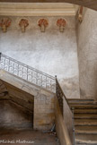<center>Castres. L'hôtel Poncet</center>À l'intérieur, un escalier monumental, doté d'une rampe en fer forgé, offre l'accès au premier étage. Des médaillons en trompe-l'œil imitant le marbre qui contenaient, autrefois, les portraits de famille.