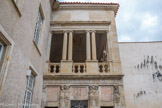 <center>Castres. L'hôtel Poncet</center>Il possède une loggia Renaissance, supportée par des cariatides et ornementée de quatre colonnes de style ionique, ainsi qu'une génoise et un œil-de-bœuf. À l'intersection des deux façades se trouve une gargouille marquée par le temps.