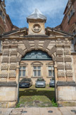 <center>Castres. Hôtel de Nayrac</center>Le portail monumental sur rue, en plein cintre, est flanqué de doubles pilastres à bossages et couronné d'une corniche avec frise, fronton coupé et motif central dont il ne reste que l'amorce.