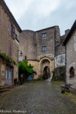 <center>Cordes-sur-ciel.</center>La porte des Ormeaux. C'est une des portes qui protégeaient les entrées de la ville. Son aspect défensif représente ce qu'il y avait de mieux à cette époque. Par la suite, l'usage des canons a fait perdre son intérêt à ce type de porte, sauf dans ce cas particulier où l'enceinte intérieure a été conservée malgré la construction d'une enceinte concentrique extérieure.