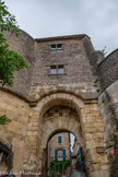 <center>Cordes-sur-ciel.</center>La porte des Ormeaux. La construction basse, en gros appareillage calcaire, date de l'origine. La partie haute, en schiste gris de plus petit appareil et grès pour les encadrements des baies, est une rehausse ou réhabilitation du XIVe siècle. La porte est rainurée deux fois, signalant une double herse, triplée par une porte en bois. Elle est encadrée de deux tours. Celle de gauche a deux étages, celle de droite est arasée au niveau de la voute de la porte et sert de terrasse[