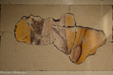 <center>Cordes-sur-ciel. Musée Charles Portal.</center>Femme. Enduit peint aux pigments naturels. Le Fanum de Loubers. Le résultat des fouilles indique que le site a été détruit dans le courant du 3e siècle, au moment où le pouvoir central est incapable de maîtriser les désordres des Bagaudes ou de contenir les intrusions barbares, tels les Alains (Alos); les Goths (Goudou), les francs (Frausseilles), les Sarmates (Sarmazes).