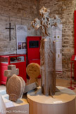 <center>Cordes-sur-ciel. Musée Charles Portal.</center>Croyances et superstitions. Une « croix tournante », XVe : la Croix des Fargues, qui protège les cultures des orages.. On mettait la Vierge Marie face aux nuages chargés de pluie et de grêle afin de les éloigner. Ainsi leurs récoltes étaient protégées, pensaient-ils. Matériau de la croix : grès à ciment calcaire avec présence de quartz.