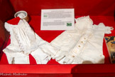 <center>Cordes-sur-ciel. Musée Charles Portal.</center>La broderie à Saint Gall
Saint Gall en Suisse est réputée pour sa broderie, grâce à un savoir-faire ancien et à une grande créativité des stylistes textiles. Elle est connue et reconnue du monde entier. Mais elle est toujours manuelle. En 1834, pour l'exposition universelle, deux hommes vont mettre au point un métier de broderie mécanique (actionné à la main), dont ils vendront deux exemplaires à Saint Gall. Vers 1860, l'industrie de la broderie bat son plein dans cette région, grâce aux métiers à bras, dits « métiers suisses », qui peuvent broder mécaniquement des tissus de plus de 4 mètres de largeur.