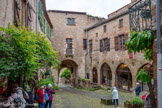 <center>Cordes-sur-ciel. Musée Charles Portal.</center>La Maison Fabre.  Attenante à la Porte des Ormeaux, cette maison s’appuie sur les courtines (remparts) de la 1ère enceinte, une des rares parties encore visibles à Cordes du mur formant ce rempart. La maison a été bâtie fin XIIIème ou début XIVème. La façade avant est caractéristique des maisons cordaises avec ses 5 ogives gothiques. On peut y lire les périodes de l’histoire de la ville et suivre les modes ou contraintes architecturales.