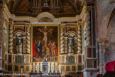 <center>Cordes-sur-ciel. L’église Saint-Michel.</center>Tableau : le Christ en croix entouré de la Vierge, de Marie-Madeleine, saint Jean et saint Michel, peint par Charles de Raverolles, 1669. Dans les compartiments latéraux, quatre niches avec les statues des quatre évangélistes, en plâtre, de Hérail, 1843. Ce retable a été sculpté par Constans de Rodez en 1679, rénové en 1843. Couronnement : entablement et édicule au-dessus du compartiment central. La corniche est cintrée au-dessus de la toile. Le tympan est orné du triangle entouré de rayons. L’édicule est délimité par quatre colonnes ornées de branches de laurier ; chapiteaux corinthiens ; volutes en appui.