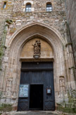 <center>Cordes-sur-ciel. L’église Saint-Michel.</center>La porte d'entrée occupe la place de la quatrième chapelle du côté sud. La statue de la Vierge à l'Enfant portant une sphère crucifère, est en bois  taillé et date  du XVIIIe siècle.