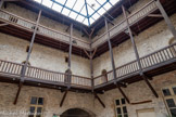 <center>Cordes-sur-ciel.</center>Espace Fonpeyrouse. Les coursives en bois desservaient les étages dits “nobles” car occupés jadis par les riches propriétaires.
La verrière, mise en place en 1996, est un exemple de réhabilitation d’un édifice historique répondant aux besoins du monde contemporain.