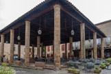<center>Cordes-sur-ciel. Les halles.</center>Seuls les piliers de la Halle sont anciens et peuvent remonter au Moyen Âge, le toit et la charpente ont été refaits à la fin des années 1800. En 1273, les commerçants de la ville obtiennent le droit d'organiser une fête le jour de la Saint Barthélemy, patron des tanneurs et en 1276, ils font couvrir la place du marché. Cordes devient un centre important de l'artisanat de broderie de tissus et de décoration du cuir. Ce commerce florissant permet la reconstruction de la Halle autorisée par le lieutenant du roi en Languedoc. Cet octroi daté de 1358 doit favoriser l'essor du commerce. Elles sont établies sur une aire dallée de pierre et mise de niveau. L'accès se fait grâce à des marches dont le nombre varie suivant le niveau du sol. par 24 piliers de pierre à chapiteau simple de section octogonale. L'aspect fonctionnel est privilégié, sans sculpture. L'un d'entre eux porte un anneau qui a servi durant des siècles à exposer les animaux destinés à la boucherie. La charpente en bois à quatre pans porte une toiture de tuiles canal. Le pourtour est doté de bancs de pierre.