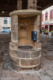 <center>Cordes-sur-ciel. Les halles.</center>Le puits sous la Halle a une profondeur de 113,50 m avec une hauteur d'eau invariable de 12,50 m avec un faible débit. Il est creusé dans la roche vive sur les 15 premiers mètres, et il est ensuite entouré de maçonnerie jusqu'au fond, lui même dallé. Ce puits est un mystère car la cité est pourvue d'autres puits moins profonds et de sources à l'intérieur de la première enceinte.  C'était peut-être un essai infructueux de trouver une nappe abondante. C'est un des plus profonds puits médiévaux de France. Énigmatique pour certains : la légende des inquisiteurs, les hypothétiques galeries, les anomalies géomagnétiques, la non verticalité… La légende, qui n’en est peut-être pas une, raconte qu’en 1233 les Cordais se seraient révoltés contre les Inquisiteurs : ils en auraient jeté trois au fond du puits. A l’époque, Cordes sur Ciel soutenait en effet les Cathares contre le Pape et le roi de France, et subissait à ce titre l’inquisition.