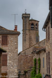 <center>Cordes-sur-ciel. L’église Saint-Michel.</center>Le plan carré de la base du clocher se transforme ensuite en octogone dont chaque face est ouverte d'une baie ogivale.