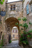 <center>Cordes-sur-ciel. La porte de Rous</center>Elle est aussi appelé portail peint ou porte du Puech. Elle appartient à l'enceinte intérieure, construite lors de la décision de créer une bastide à Cordes-sur-Ciel. La porte à deux vantaux est incluse, se rabattant sur les parties planes, et est suivie d'une herse.Elle est éclairée par une fenêtre percée sur chaque face, au-dessus du passage. La façade intérieure a été remaniée au 15e siècle (fenêtre en croix).