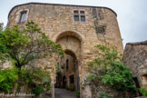 <center>Cordes-sur-ciel. La porte de Rous</center>La porte, en arc de plein cintre, est dotée de deux rainures de herse. Une meurtrière à étrier au-dessus de la porte permet de défendre la première herse.

La porte a été remaniée au cours des siècles : elle a perdu ses créneaux et des ouvertures à meneau ont été percées. Le rôle défensif s'est effacé au profit d'un rôle d'habitation.