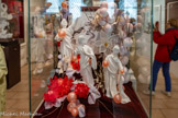 <center>Cordes-sur-ciel. Le musée des Arts du sucre et du chocolat</center>La Dame Blanche.
Les sujets, le tableau et la boule sont en pastillage. Le feuillage et les fleurs sont en sucre tiré. La fleur blanche est en pastillage et en sucre candi.
Temps de réalisation : 20 h.