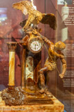 <center>Cordes-sur-ciel. Le musée des Arts du sucre et du chocolat</center>Homme en chocolat. Le socle est en chocolat noir recouvert de marbré et la colonne en chocolat blanc habillé de dioxyde de titane pour obtenir un blanc intense. L'aigle, l'homme et la pendule sont en chocolat sculpté.