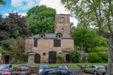 <center>Monestiès.</center>La première mention du village dans les textes remonte à 936. Ce nom viendrait de « monasterio » qui signifie « monastère » et évoquerait l’appartenance monastique du village ou l’existence d ‘un petit monastère à proximité.

Après la Croisade contre les Albigeois, en 1229, le village passe aux mains des évêques d’Albi qui en confient la protection à des co-seigneurs. A cette époque, dans le Sud de la France se créent les bastides caractérisées par un plan quadrangulaire aux rues perpendiculaires, articulées autour de la place du marché. Monestiés est différent puisqu’il se développe de façon concentrique autour de l’église.

Au XIIIe siècle on construit hors les murs un petit hôpital pour accueillir les pèlerins en route pour St Jacques de Compostelle empruntant cette voie secondaire. En 1550 la construction d’une nouvelle église gothique sur les bases de l’ancien édifice roman, laisse supposer le développement du village. Plus tard, l’essor économique du XVIIIe siècle entraîne le développement du village.

On compte 23 commerçants et 13 foires par an. Le village commence à s’ouvrir et à se développer vers l’extérieur : premiers percements des remparts pour accéder au foirail et comblement des douves pour l’aménagement des lices.

Pourtant le XIXe siècle voit le déclin économique de Monestiés lié entre autres au développement des mines de Carmaux.