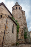 <center>Monestiès. L'église Saint-Pierre.</center>Flanqué d’une tourelle, le clocher abritant une cloche coulée en 1599, s’élève à 20 mètres.