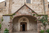 <center>Monestiès. L'église Saint-Pierre.</center>Elle a été construite en 1550. Elle appartient au groupe des édifices gothiques méridionaux, avec son chevet à cinq pans, trois travées et cinq chapelles latérales entre les contreforts. Elle a été édifiée sur les vestiges d’une église romane qui aurait été détruite lors des guerres de Religion.