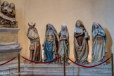 <center>Monestiès.</center>À droite se trouve un groupe de 4 femmes et un homme. Nicodème tenait à l'origine un morceau du linceul, puis vient Marie et trois autres femmes (dont Marie-Madeleine).