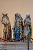<center>Monestiès.</center>Nicodème, homme mûr et également barbu, soutient les pieds du Christ, Marie vêtue de draperies bleues ou noires, la tête couverte, soutenue par Marie Cléophas.