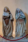 <center>Monestiès.</center>Madeleine soulevant le couvercle du vase de parfums qui devient son attribut depuis le repas chez Simon où elle a lavé les pieds du Christ, et ses cheveux découverts, et Marie Salomé aux mains jointes.