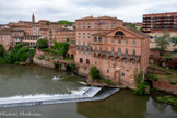 <center>Albi</center>La vermicellerie d'Albi, plus communément désignée sous l'appellation les moulins albigeois, est une ancienne usine de pâtes alimentaires. Anciennement aménagé, le site hydraulique de l'usine de pâtes alimentaires d'Albi, ou Moulins Albigeois, occupe les assises d'un moulin à farine susceptible de dater du 12e siècle, arrimé à une chaussée exploitée depuis le Moyen Age. Transformé au 17e siècle avec la construction de l'hôtel de la Vache rouge (rue Porta) , le site a été remanié entre 1703 et 1739, augmenté dans les années suivantes (grands bâtiments, le long de l'ancienne ruelle de Rives) , encore accru en 1828 (magasin à blé, avec date portée) , et transformé en usine de pâtes alimentaires, avec la construction en 1850 de la vermicellerie proprement dite. Archétype des constructions en brique du 19e siècle, l'usine est aux couleurs de la cité (prouesse technique des balcons). Elle déployait ses équipements et ses machines sur plusieurs étages. Il reste le soubassement des séchoirs à pâtes. Des constructions annexes ont été ajoutées entre 1891 et 1900, suivies de nouvelles extensions au nord de l'ancienne ruelle de Rives en 1940.  Elle est désaffectée dans la seconde moitié du XXe siècle, puis réaménagée pour accueillir un hôtel, l'hôtel Mercure Albi 4 étoiles qui jouit d'une vue exceptionnelle sur la Cité épiscopale et le Tarn., le musée Lapérouse et le Comité départemental de tourisme.