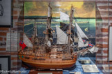 <center>Le musée Lapérouse.</center>L'ENDEAVOUR, premier navire de l’explorateur James COOK, était un charbonnier, lancé en 1 760 à Whitby (North Yorkshire) de 376 Tx et 31 m x 8,7 m. COOK, opérant pour la Royal Navy, avait l’expérience de ces navires de charge et les estimait plus adaptés aux longues expéditions que des navires de guerre équivalents II servira de modèle au deuxième navire de COOK, et, aussi à ceux de LAPEROUSE, un peu plus grands (40m , 600 Tx). L'objet de ce premier voyage dans le Pacifique était de permettre aux astronomes d'observer le passage de Vénus devant le soleil, visible à Tahiti en juin 1769. Rentrant en Europe, il devait explorer la Nouvelle Zélande, puis l'Australie sur ses côtes Est et Nord, futures possessions Anglaises .
II effectuera deux autres voyages dans le Pacifique de 1772 à 1775 à la recherche d’un éventuel continent austral