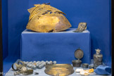 <center>Le musée Lapérouse.</center>Casque de dragon (cuivre) – Ornement de casque – Hausse col (laiton) – Bague de fusil – Pontet et calotte de pistolet – Balles de mousquet (plomb) – Silex (pierre à feu) – Bouton de manche (cuivre) – Pile à godets (poids) – Epingle de naturaliste (laiton) – Flacon de mercure.