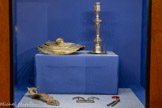 <center>Le musée Lapérouse.</center>Bougeoir (argent) - pied de chandelier - verroterie rouge - élément de décoration - petit compas a dessin (laiton) - boucles de chaussure (laiton)