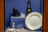 <center>Le musée Lapérouse.</center>Coupelle (grés émaillé) - fourchette avec armoiries (argent) - bouteille - fond de bouteille - fond de verre - assiette (porcelaine) - fragment de verre à pied - petit carafon - bouchons de carafe