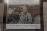 <center>Le musée Lapérouse.</center>Reece Discombe. Né à Cambridge, en Nouvelle-Zélande, le 17 février 1919, Reece Discombe fut d'abord un plongeur professionnel et naturellement l'un des premiers à utiliser la combinaison autonome de plongée sous-marine mise au point par l'équipe Cousteau-Gagnan juste après la Seconde Guerre mondiale. Résident des Nouvelles-Hébrides (aujourd'hui Vanuatu) depuis 1947, il effectua de très nombreuses plongées autour des nombreuses îles de l'archipel et, plus au nord, sur le site de l'épave des navires de Lapérouse à Vanikoro. À ce titre, il participa aux premières expéditions de recherche dans les années 1950 et 1960. En mars 1958, une expédition organisée par Pierre Anthonioz, commissaire résident français aux Nouvelles-Hébrides, visita le site de l'épave de l'Astrolabe. Reece Discombe, qui connaissait bien le site pour y avoir plongé à plusieurs reprises, et Robert Charles, également bon plongeur, accompagnèrent Pierre Anthonio. En juin 1959, Reece Discombe accompagna Haroun Tazieff sur le site de l'épave de l'Astrolabe, cette fois à bord du Rocinante, navire du Condominium. Il y plongera à plusieurs reprises et explorera méthodiquement le récif sud-ouest entre le passage de l'épave de l'Astrolabe et le passage de Bruat. Après avoir interrogé les habitants de Vanikoro et les derniers employés de la Kaori Timber Company, qui avaient découvert des objets provenant des vestiges d'un navire situé au fond d'une faille à l'extérieur du récif, il fut convaincu dès 1962 qu'il s'agissait bien du site où reposait le deuxième navire de l'expédition Lapérouse. En février 1964, il retourna sur place avec le commissaire résident français à Port-Vila, M. Delaunay, qui confirma que les vestiges découverts sur le nouveau site, dit la faille, provenaient bien d'un des navires de Lapérouse. Reece Discombe participa à la grande expédition de la Marine française, organisée en mars 1964, avec la Dunkerkoise, sous le commandement du capitaine Maurice de Brossard, chef du Service historique de la Marine. Membre de l'équipe de plongée, composée notamment du Dr Merlet, du médecin-chef de la Marine Becker et d'Yves Magnier de l'ORSTOM, Reece Discombe conduisit l'équipe jusqu'à l'endroit où la Boussole se brisa et coula en mai ou juin 1788.